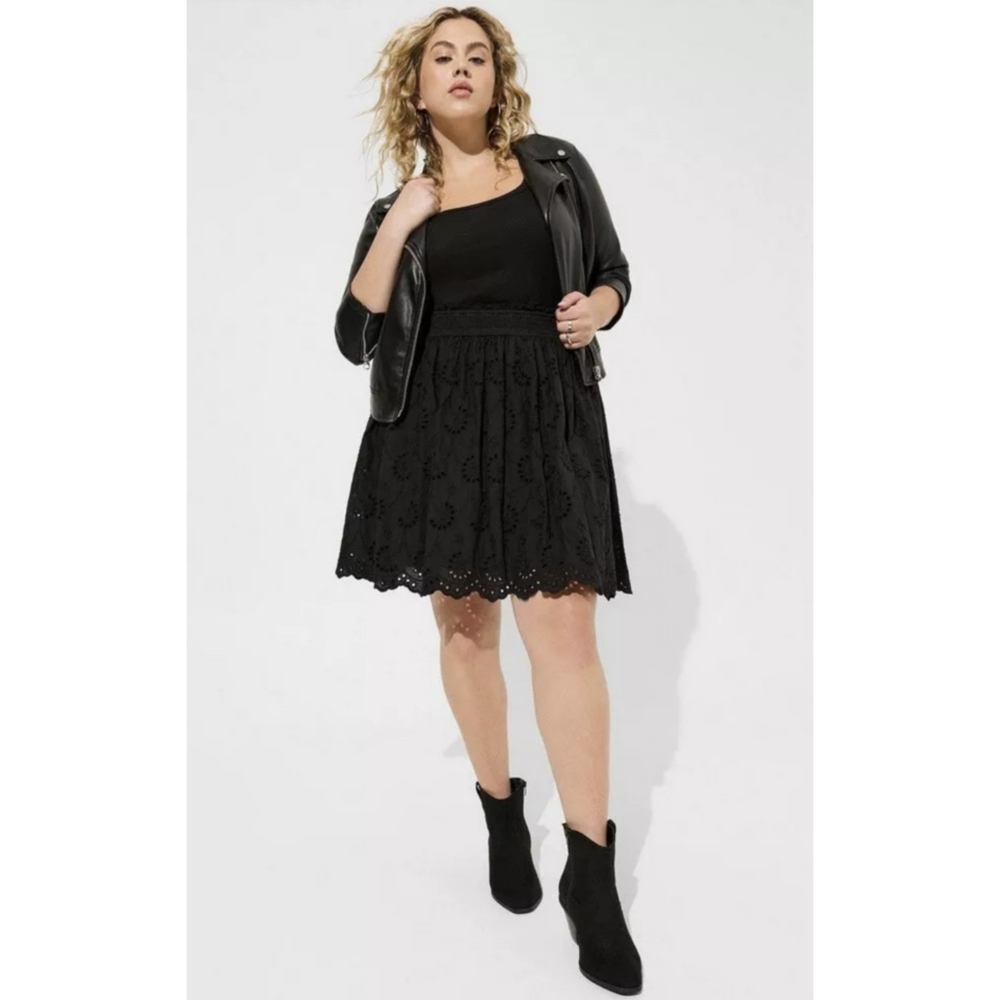 NWT Torrid Black Embroidered Cotton Smocked Ruffle Skirt Size 1 - Picture 3 of 9